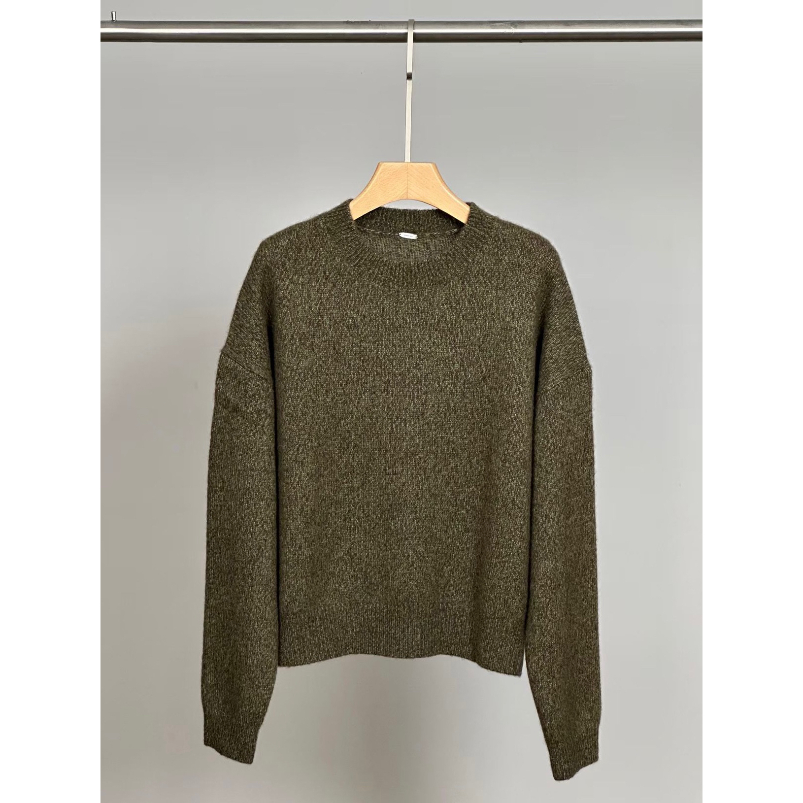 限定色康赛妮白厂丝圆领针织衫