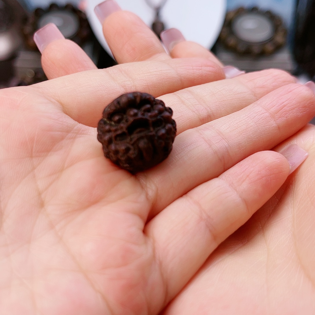 沉香木手串千****彩越南富森红土沉玉化老料貔貅雕刻