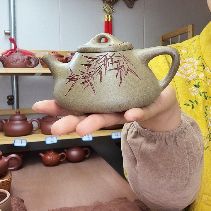 茶壶紫砂子冶石瓢半手刻绘微瑕260毫升，青段