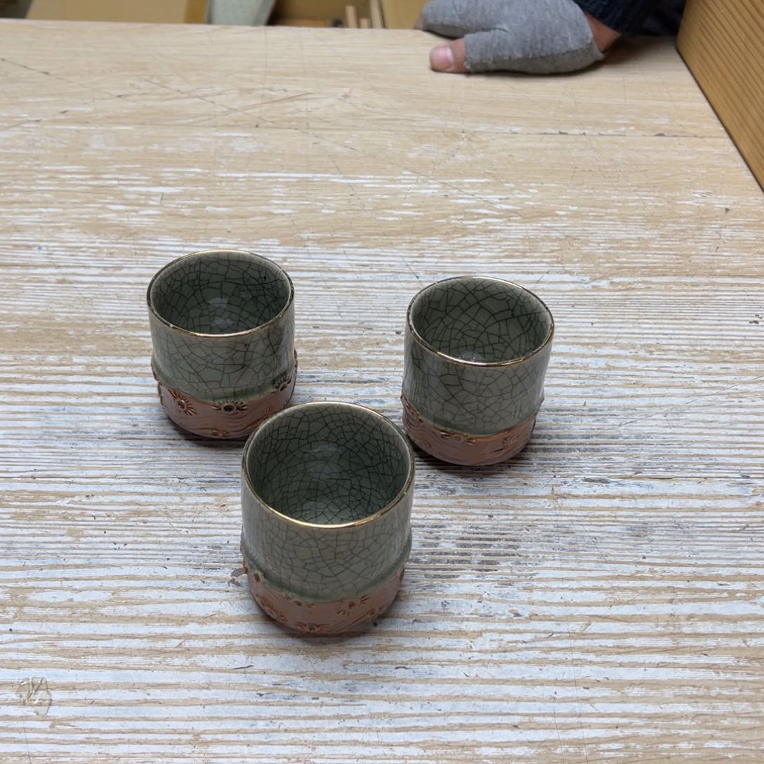瓷片赏**钧密密麻麻地排列着一个