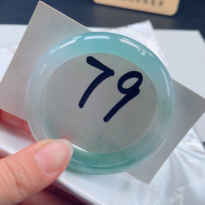 翡翠手镯未镶嵌冰