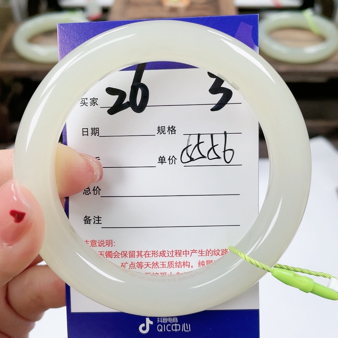【闪购商品】和田玉手镯未镶嵌水*嘟