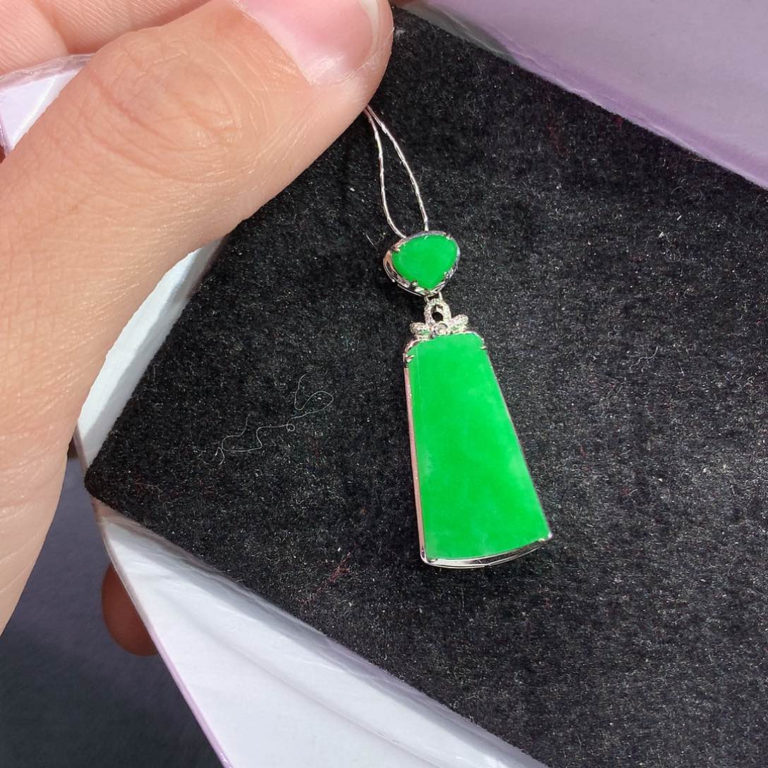 翡翠吊坠(赠链)18K金镶嵌