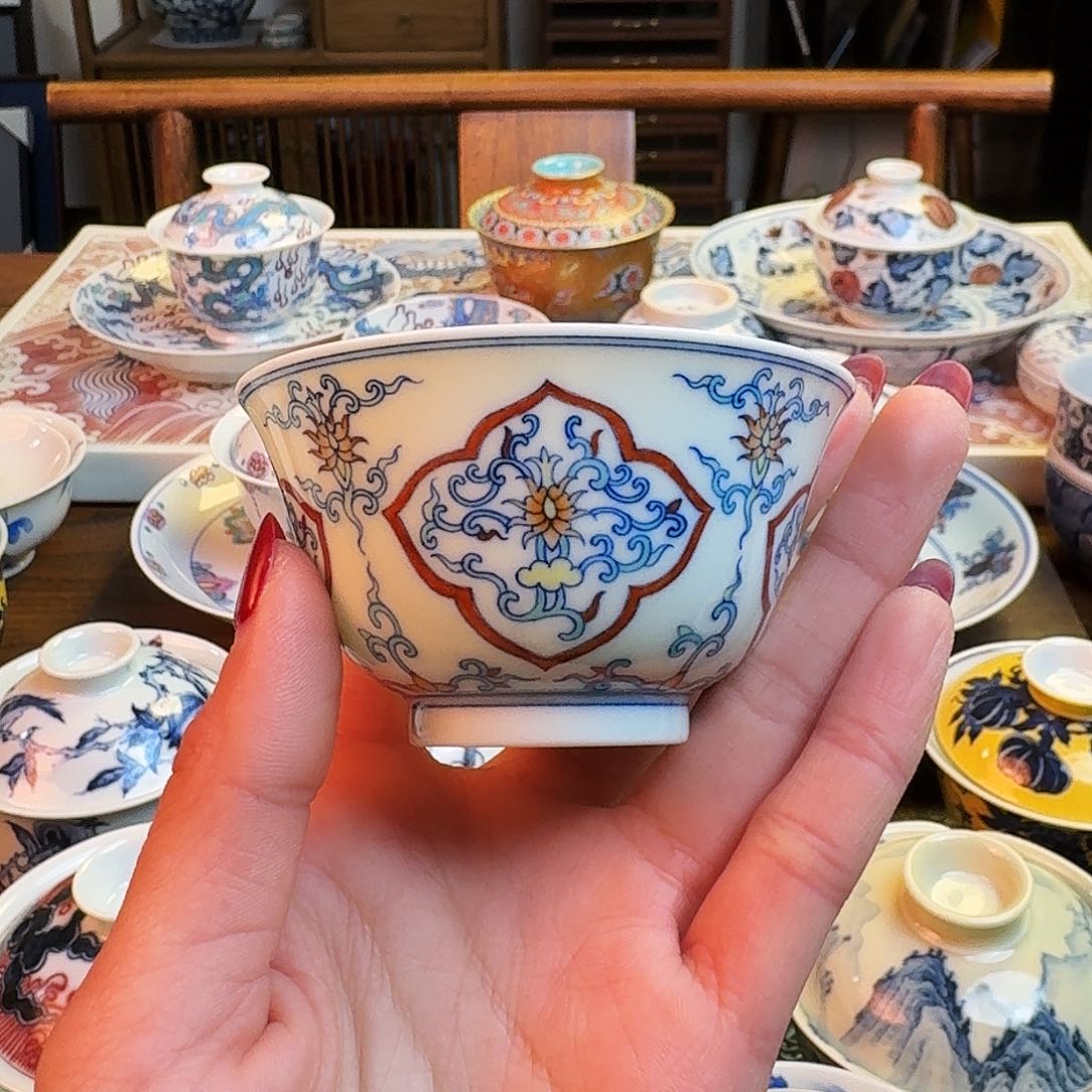 杯见山烧斗彩开窗花卉杯