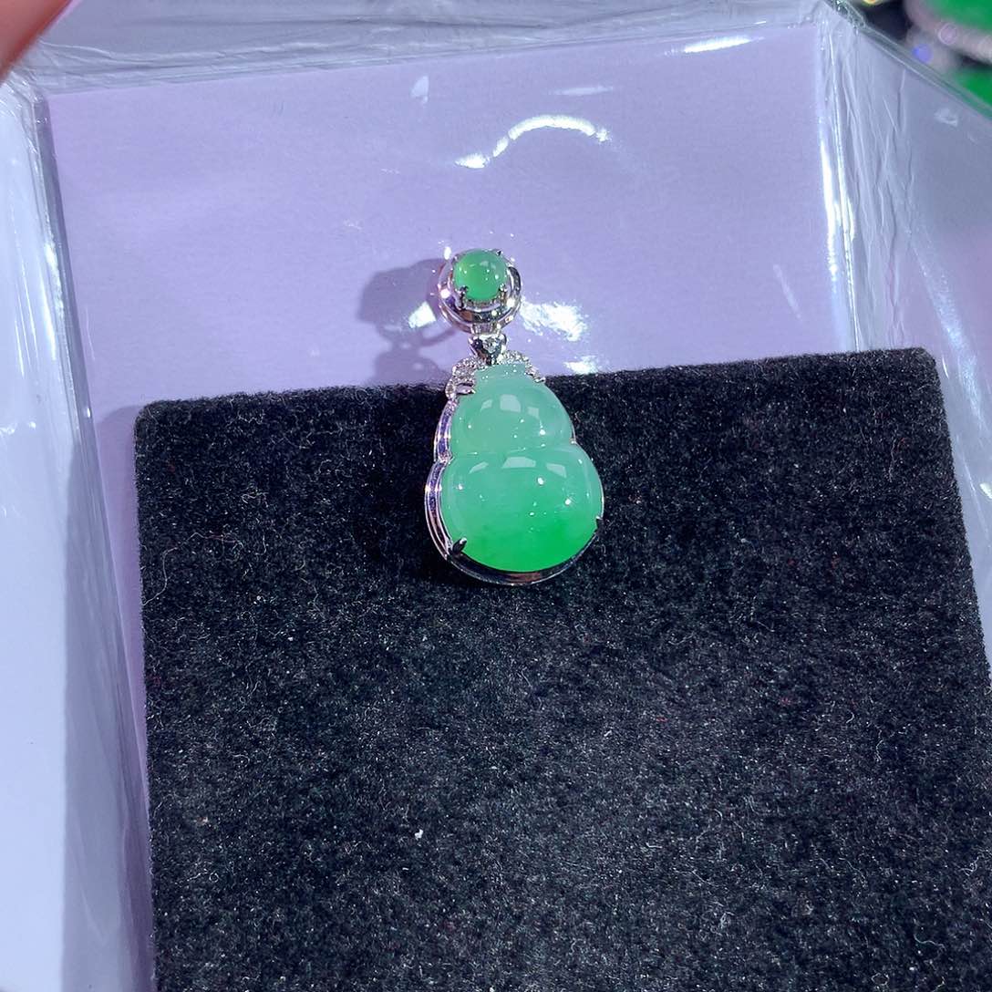 翡翠吊坠(赠链)18K金镶嵌?****