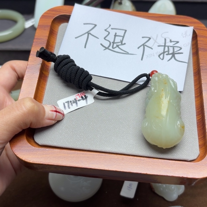 人***。和田玉未镶嵌颈饰