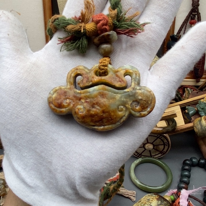 岫岩河磨玉（透闪石质玉）挂件未镶嵌懒**猪