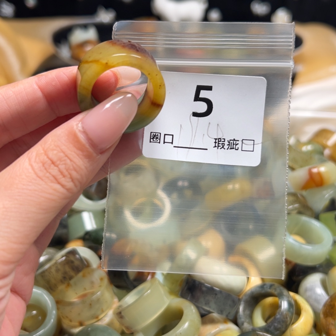 是***。蛇纹石玉未镶嵌戒指