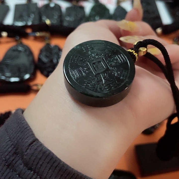 翡翠颈饰未镶嵌?*儿