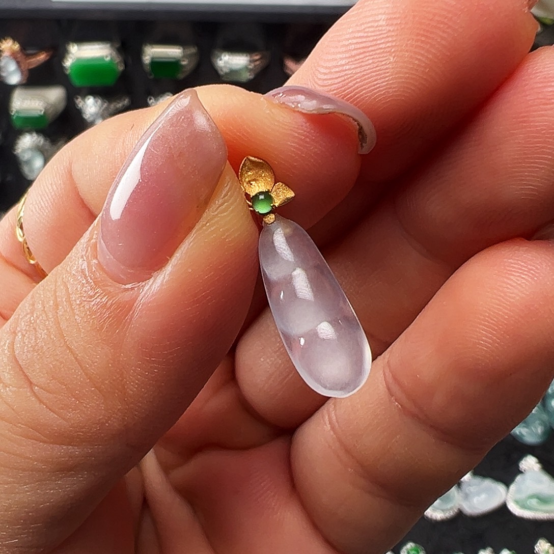 翡翠18K金镶嵌颈饰吊坠