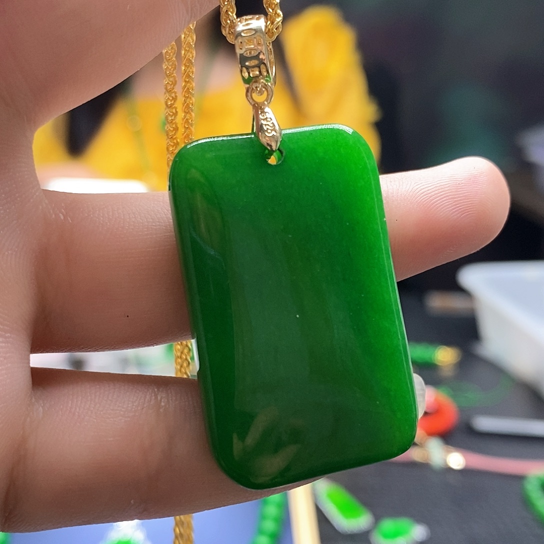 翡翠未镶嵌颈饰无事牌