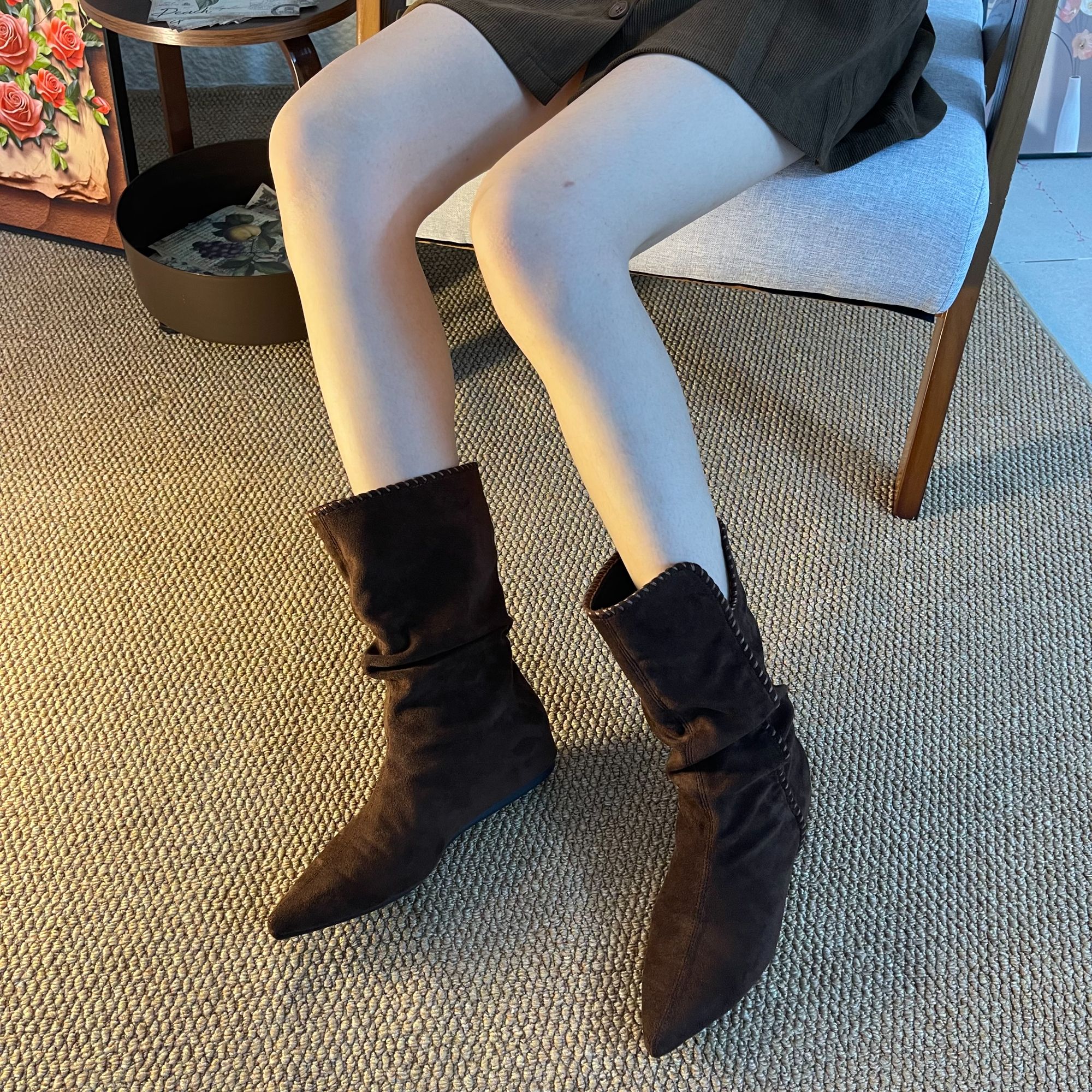 秋冬爆款小个子内增高中筒靴V口褶皱复古甜美洋气加绒尖头短靴女