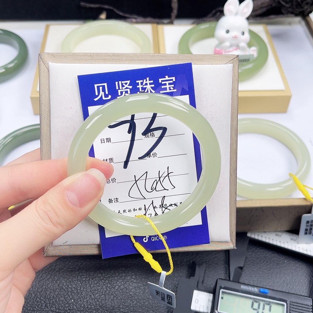 和田玉未镶嵌手镯