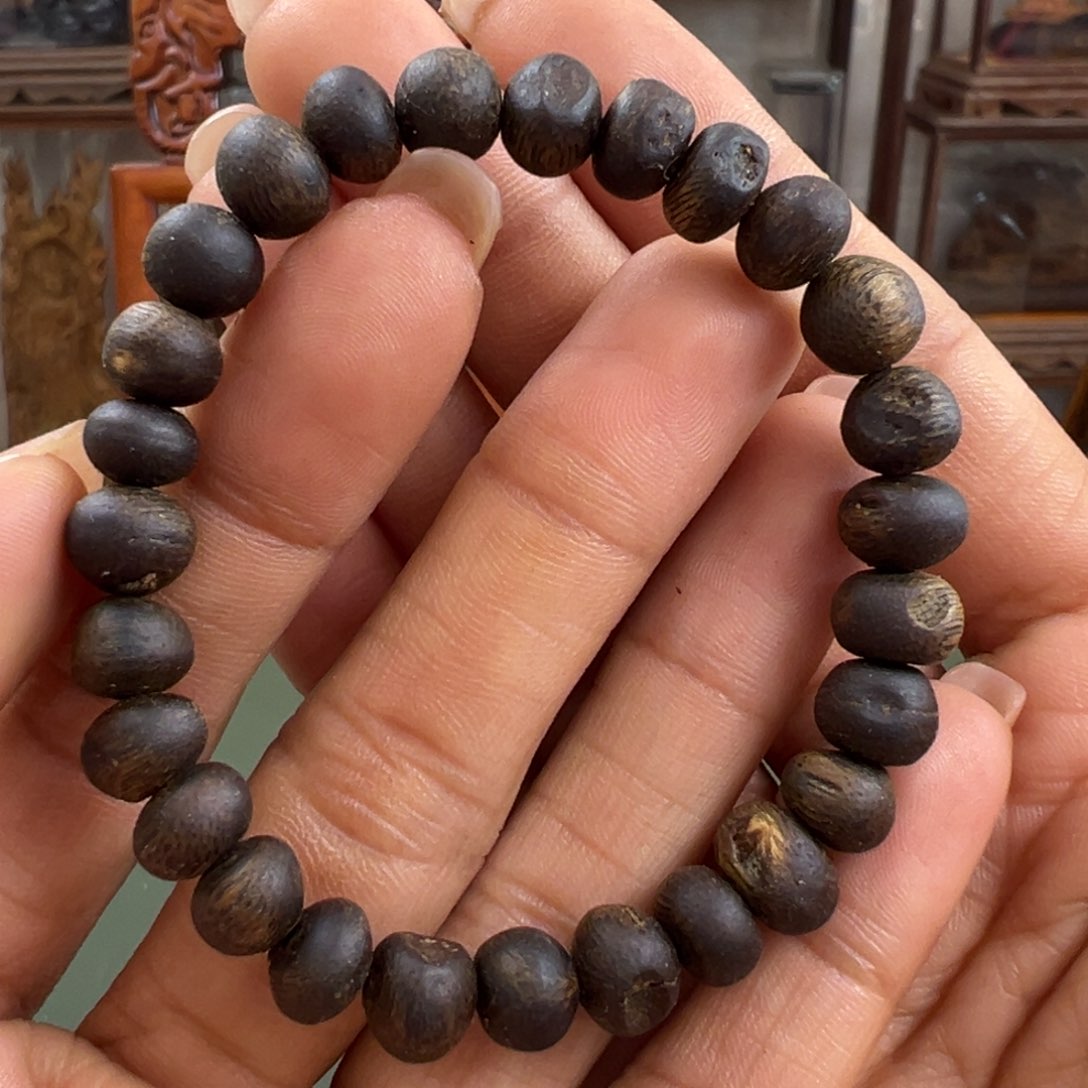 沉香手串海南流油王沉水树钉卡8/7g+
