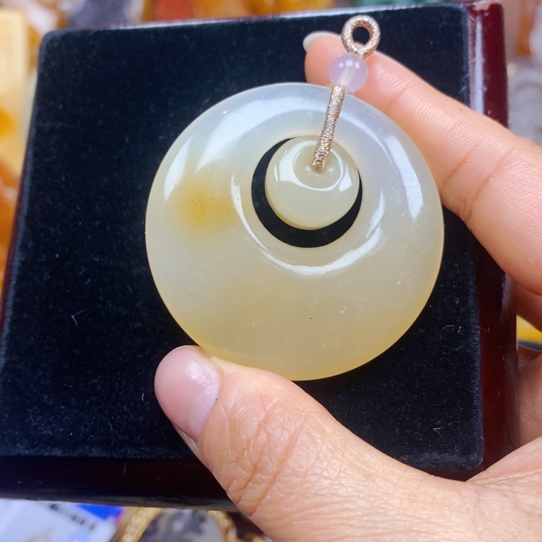 石英质玉（黄龙玉）未镶嵌颈饰