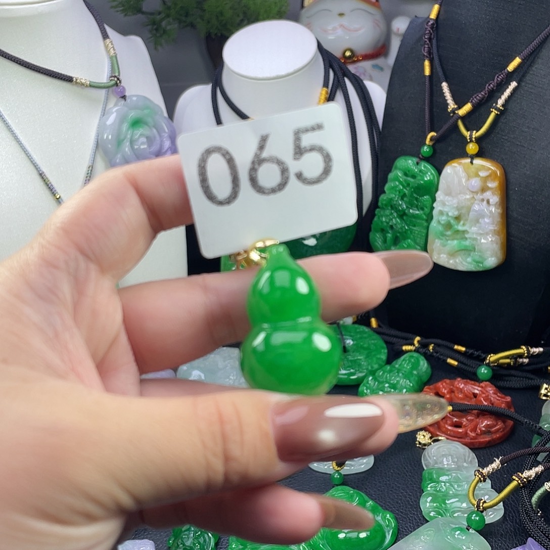 翡翠未镶嵌吊坠(赠链)