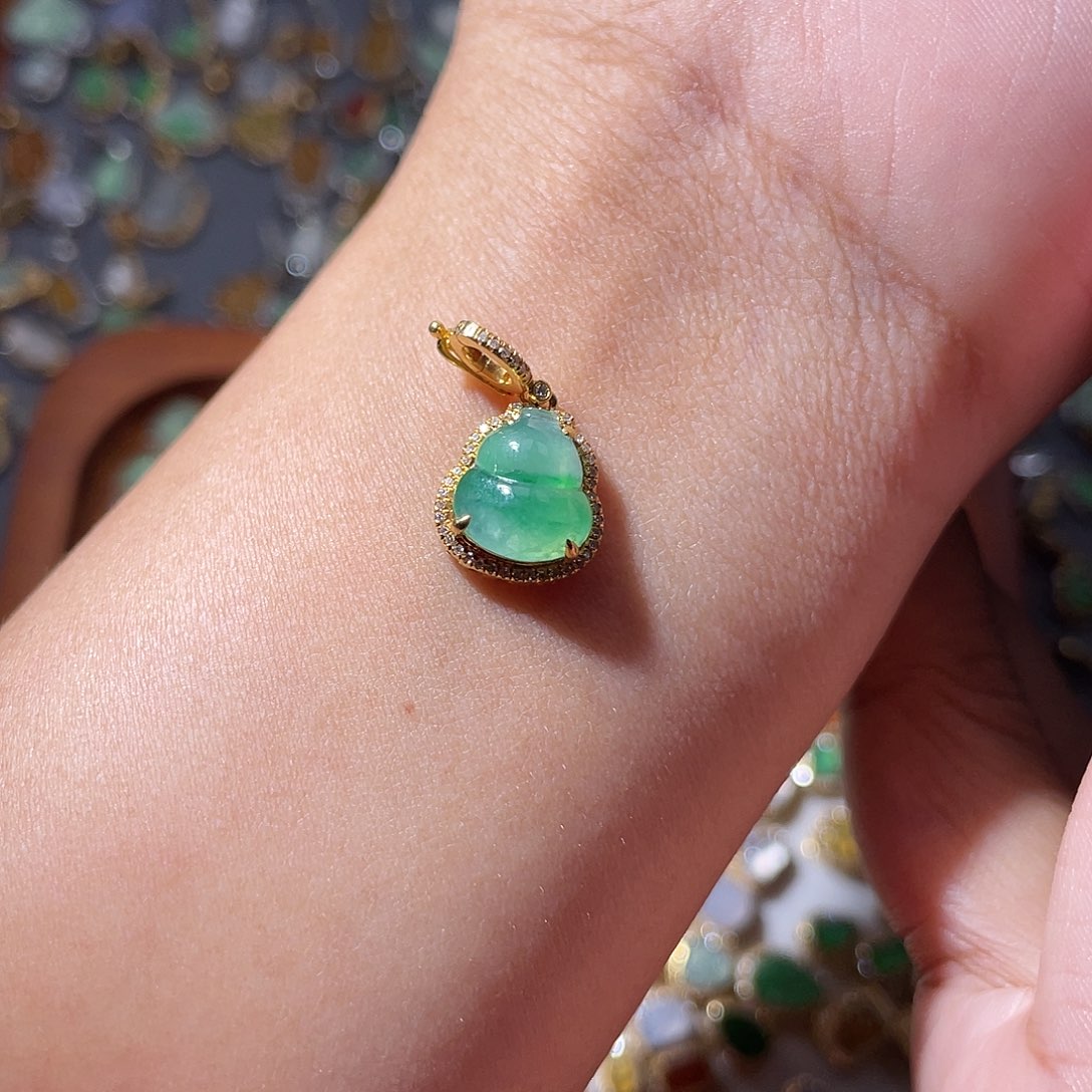 吊坠(不含链)18K金镶嵌翡翠小***?