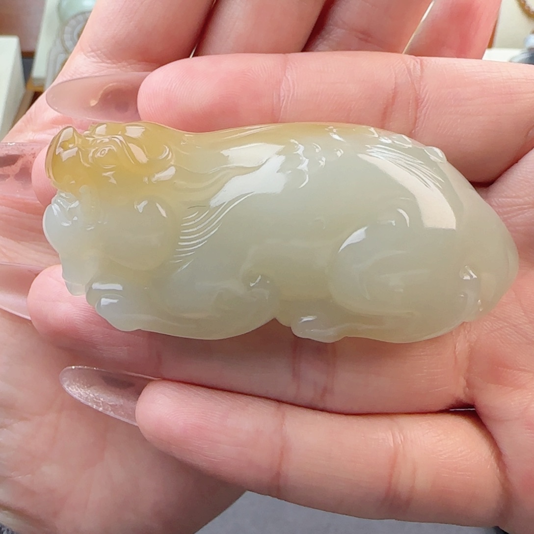 和田玉颈饰未镶嵌浮**尘