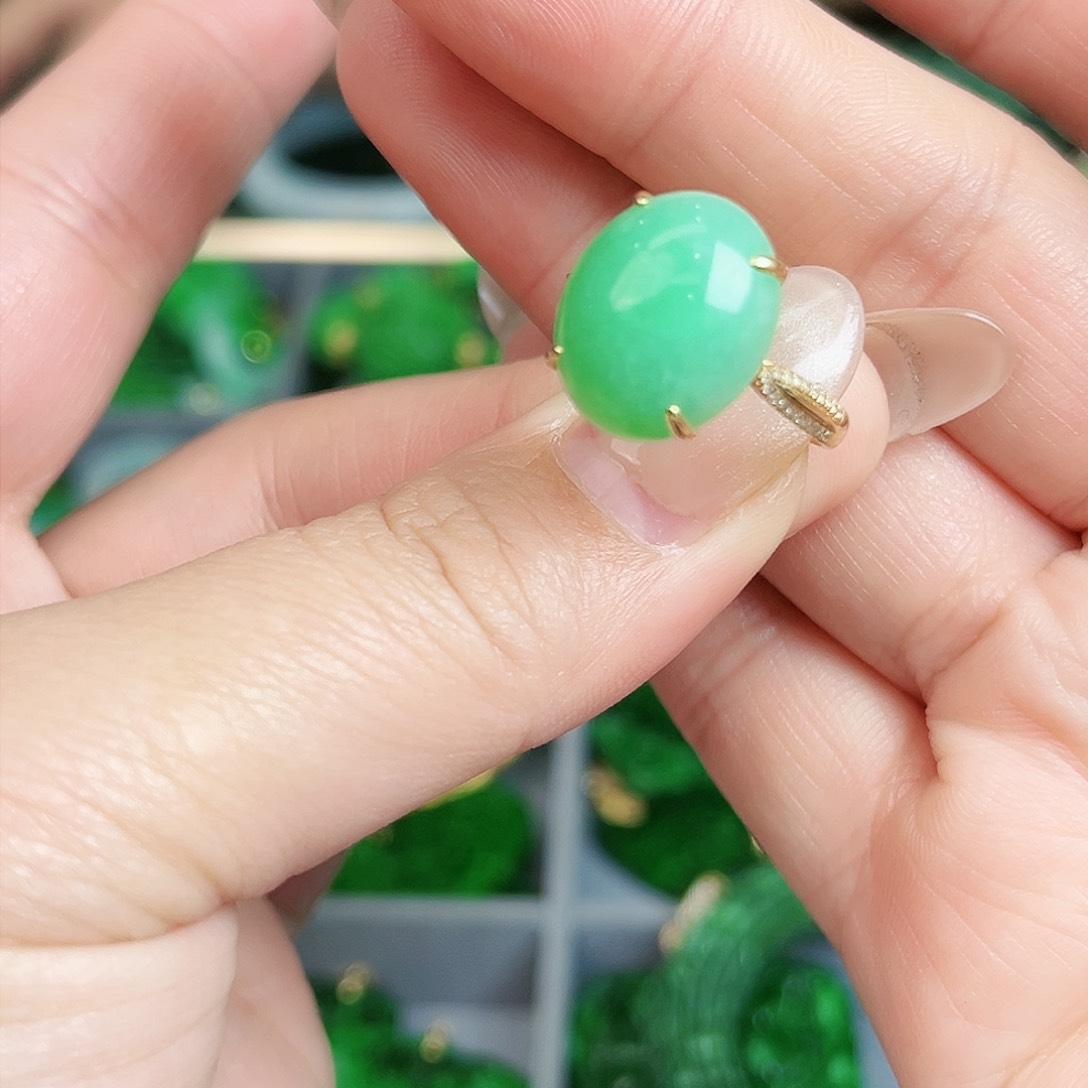 翡翠颈饰18K金镶嵌戒指