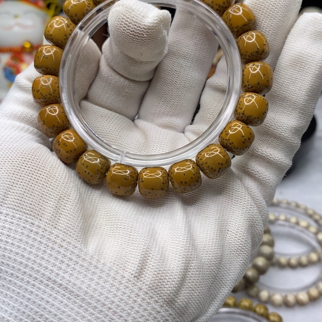 鹏***鹏星月菩提手串鸡油黄11.2×10.2