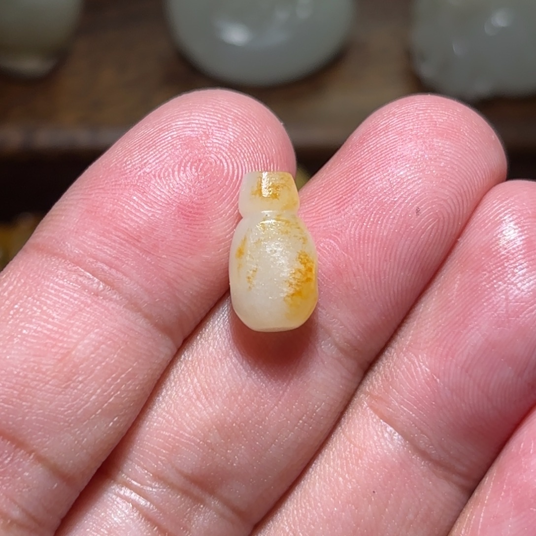 中***恺和田玉未镶嵌颈饰