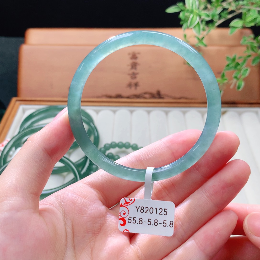 未镶嵌手镯（圆镯）翡翠