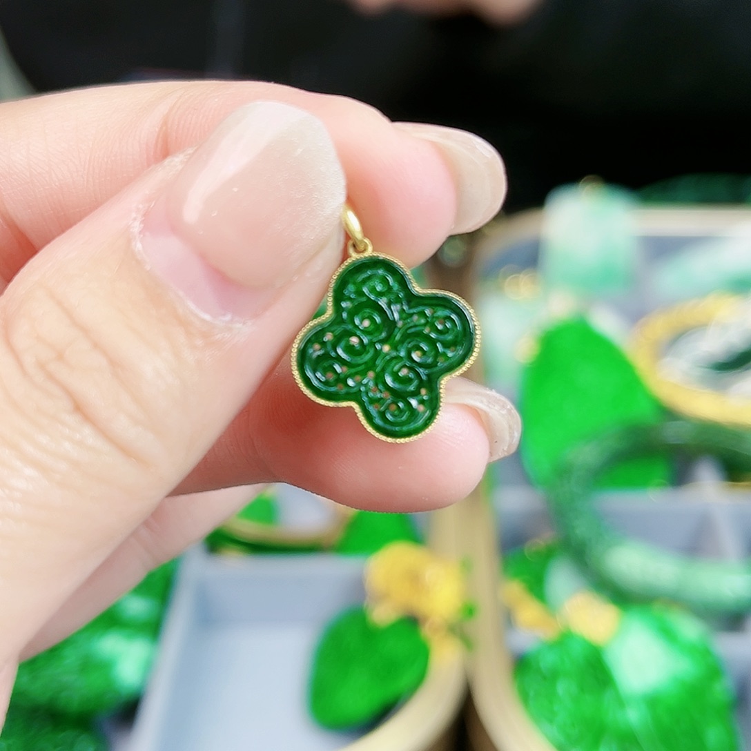 翡翠颈饰18K金镶嵌吊坠