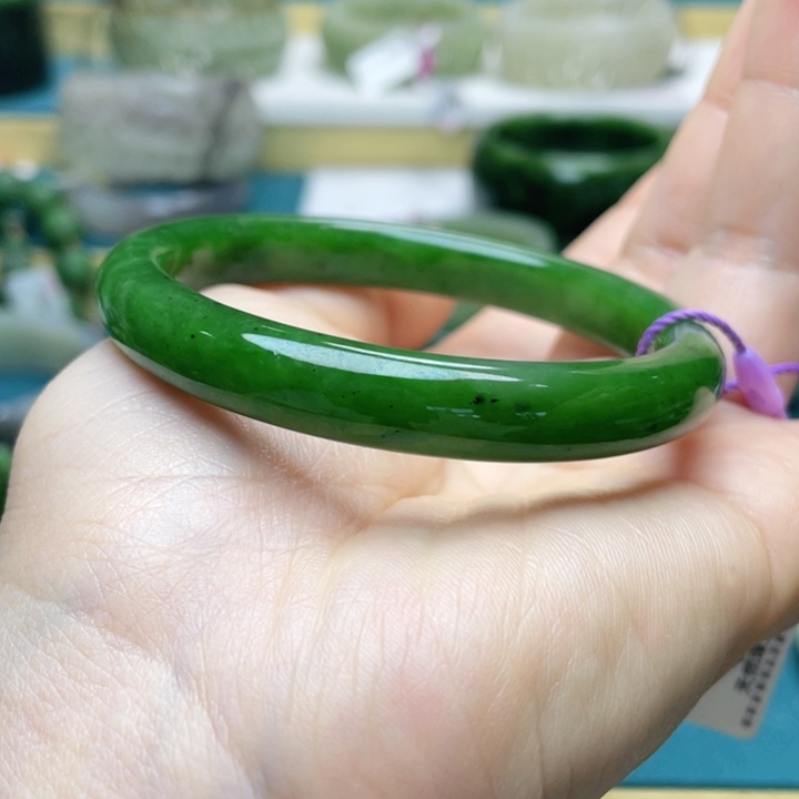 和田玉手镯57+圈口。编号124未镶嵌