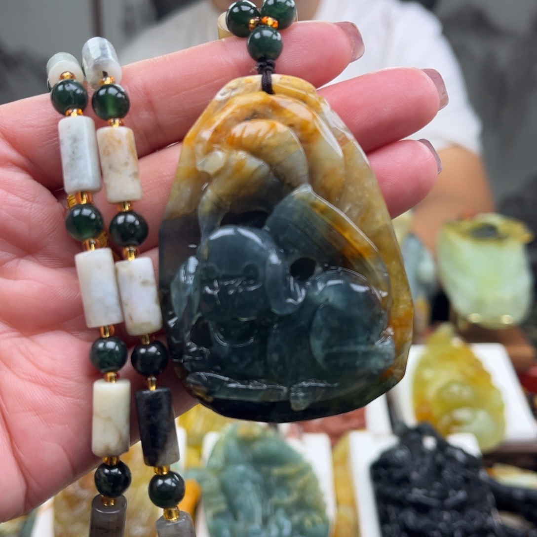 岫玉未镶嵌颈饰挂件