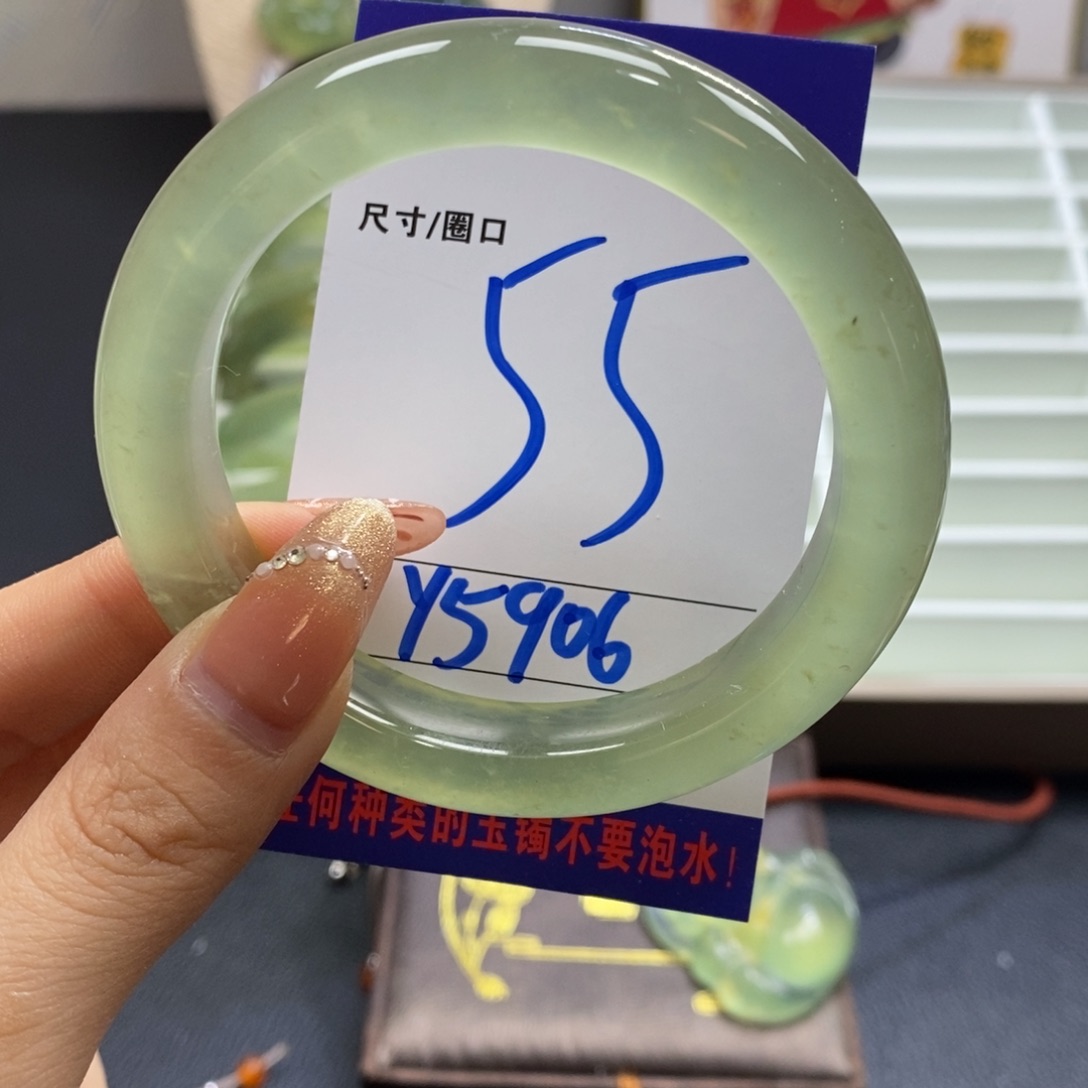 蛇纹石玉手镯未镶嵌