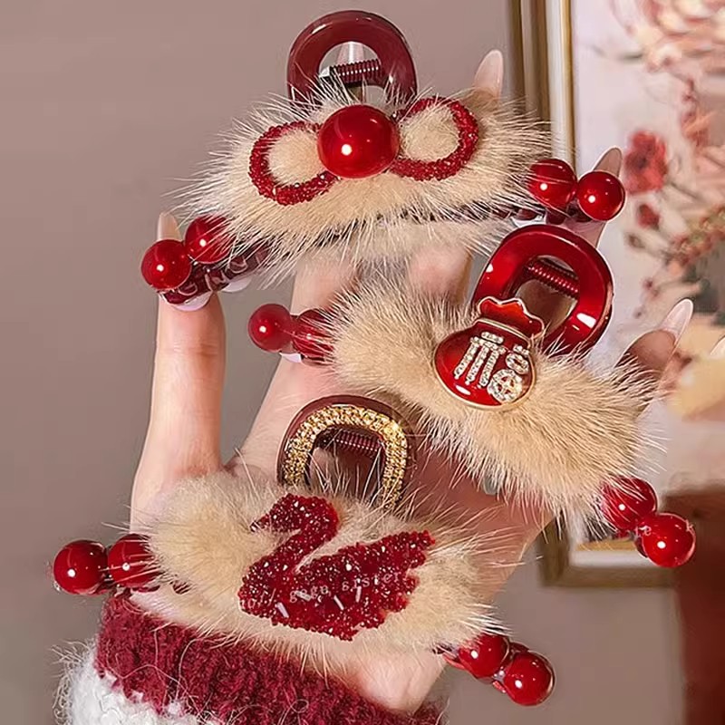 新年红色毛绒珍珠抓夹女2025年新款发夹后脑勺盘发鲨鱼夹发卡发饰