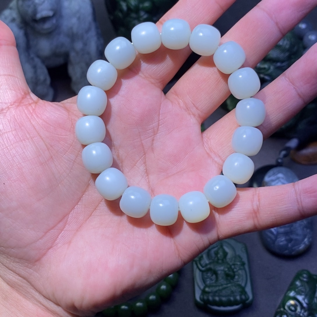 和田玉颈饰未镶嵌地****）