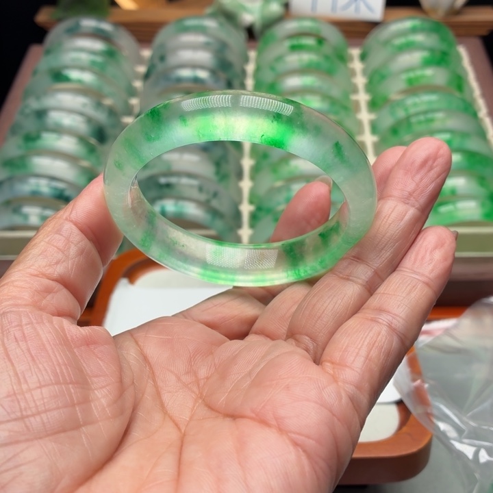 缅***宝石英质玉未镶嵌手镯