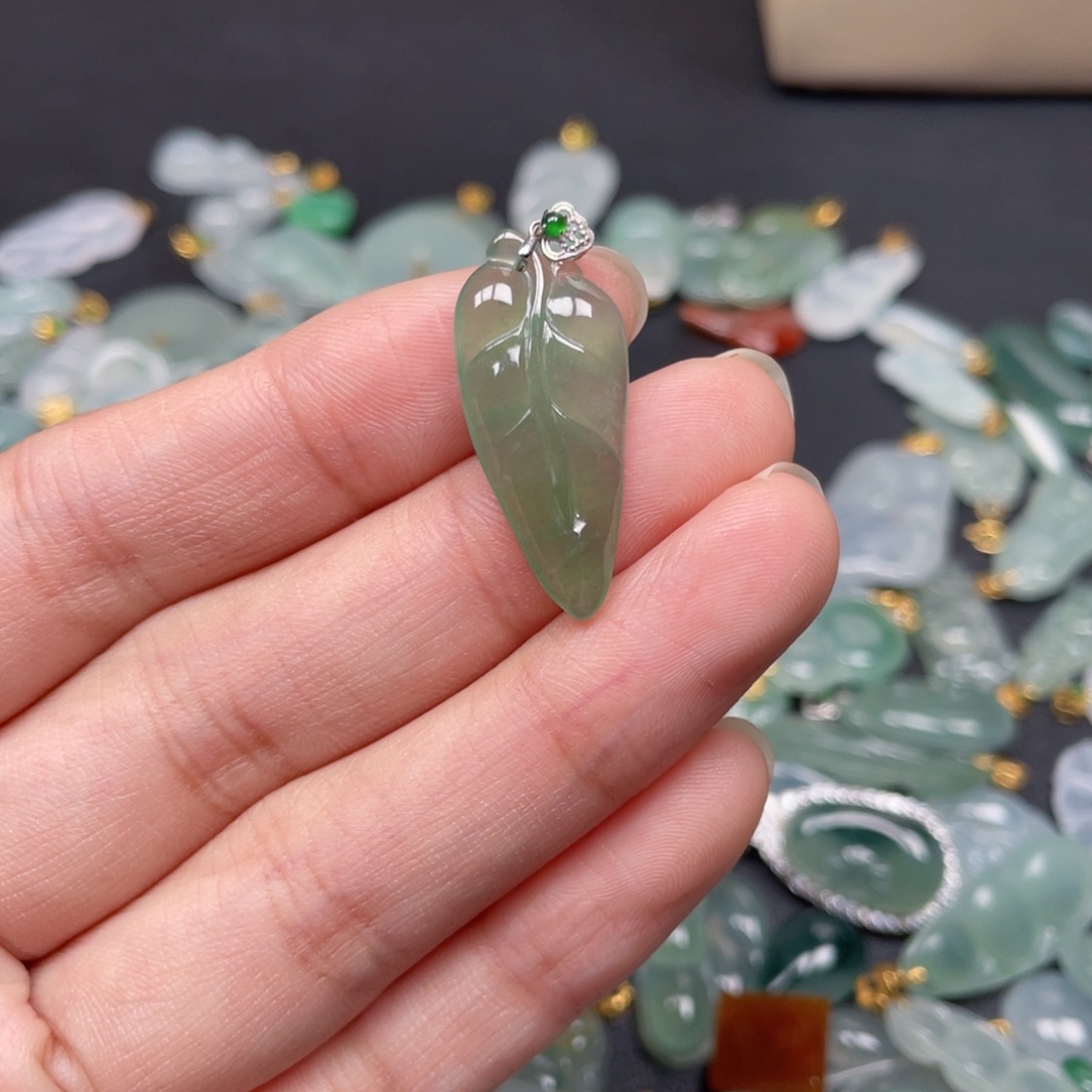 翡翠颈饰18K金镶嵌叶子