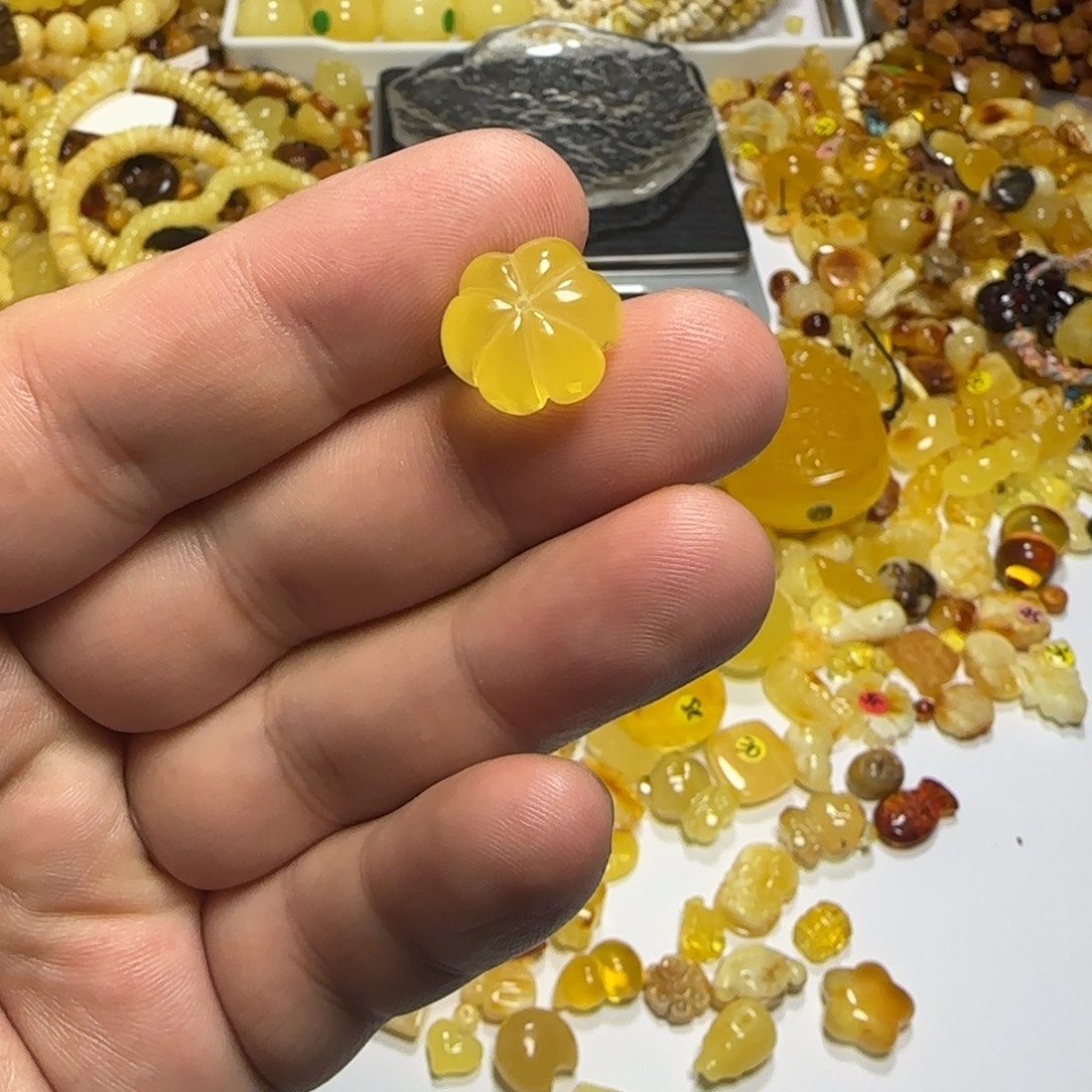 琥珀未镶嵌裸石1.23克