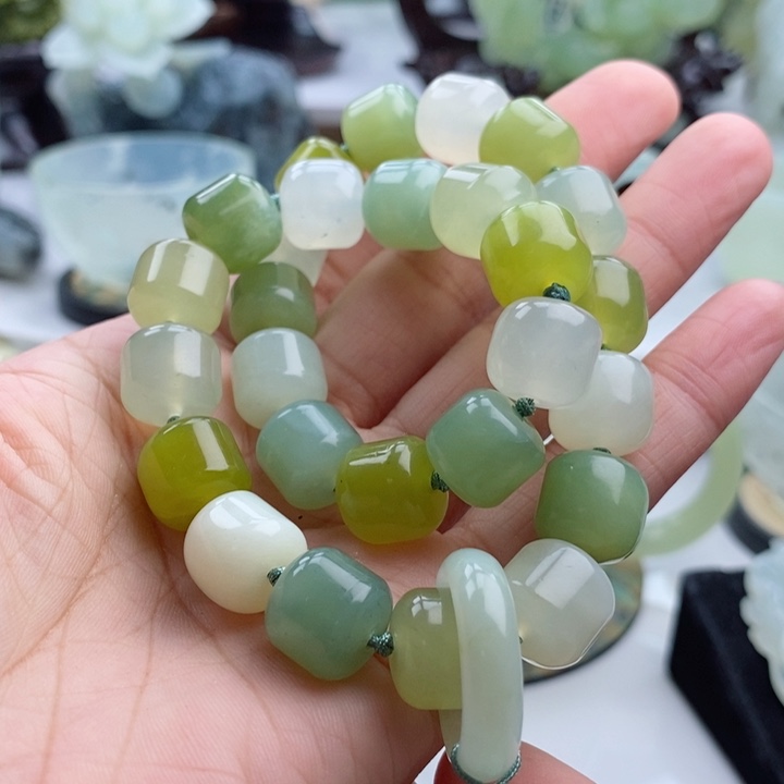 岫玉四大名玉手持未镶嵌