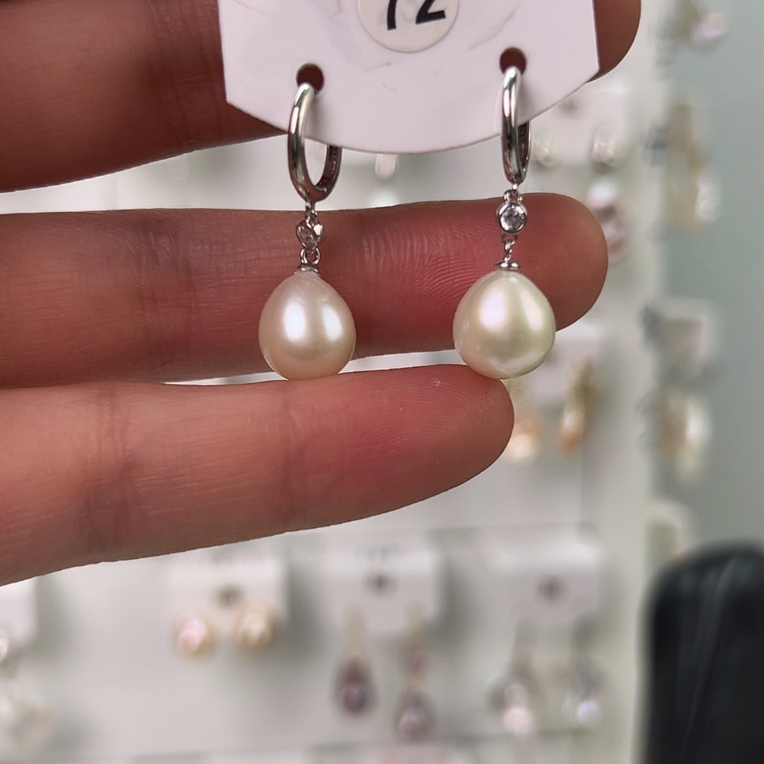 芙***宝非金属巴洛克花瓣耳饰 