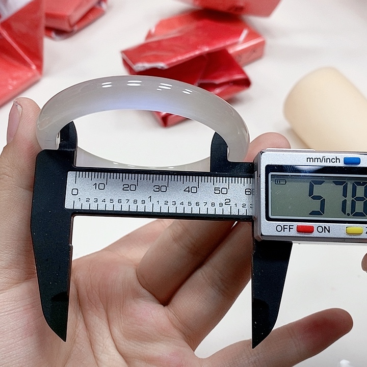 翡翠手镯未镶嵌69。  