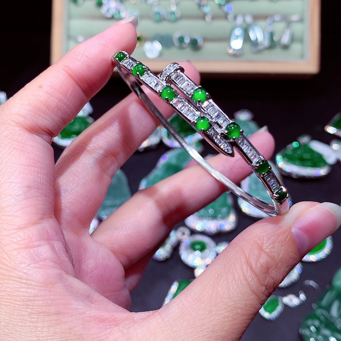 【闪购商品】翡翠吊坠(不含链)未镶嵌