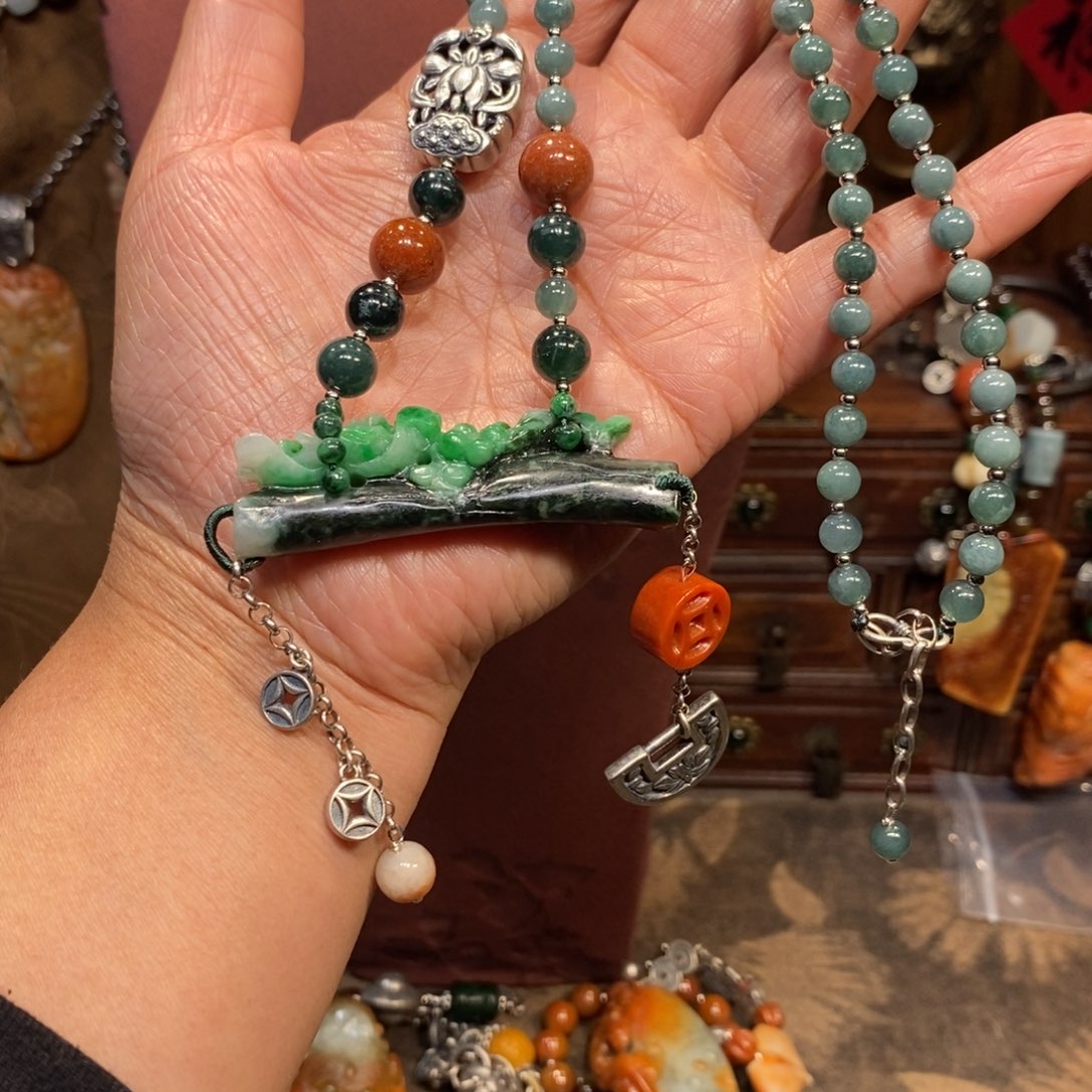 翡翠吊坠(赠链)未镶嵌