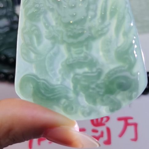 翡翠颈饰未镶嵌天然的A货翡翠