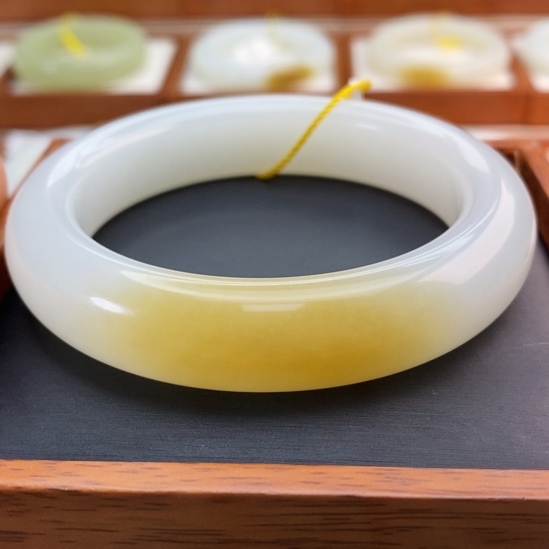 和田玉（糖玉）未镶嵌手镯