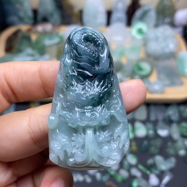 翡翠未镶嵌颈饰龙牌