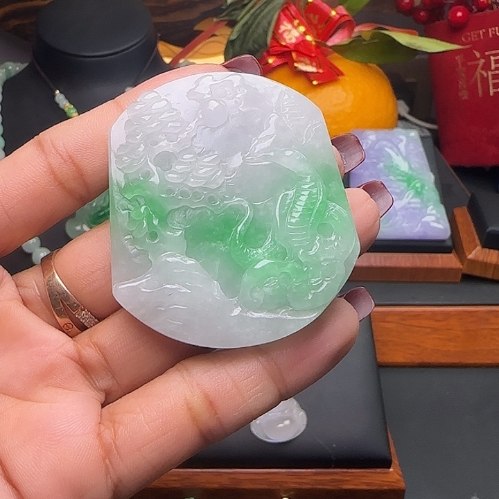 翡翠颈饰未镶嵌山水牌