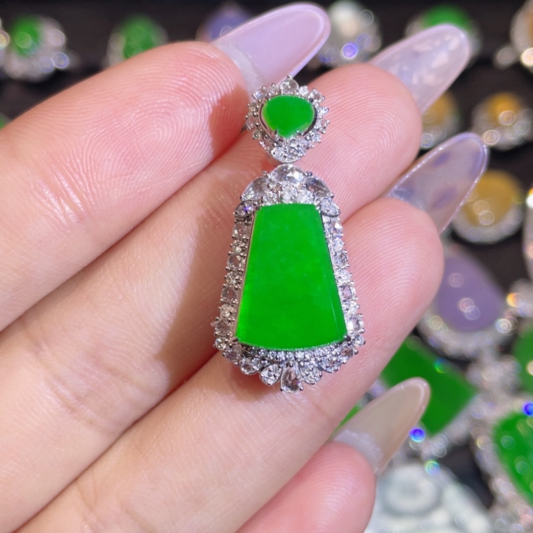 翡翠颈饰18K金镶嵌无事牌，伴钻