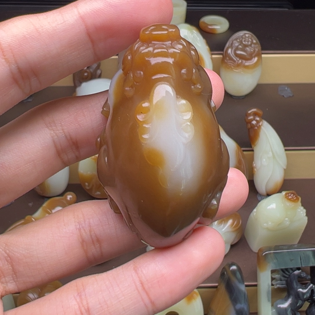 好***强颈饰未镶嵌和田玉（糖玉）