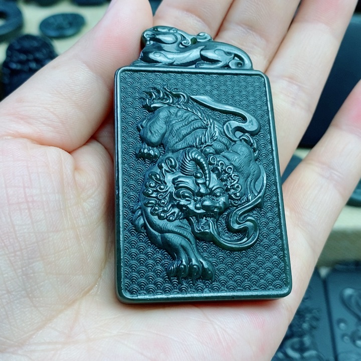 和田玉（青玉）未镶嵌颈饰双面雕刻