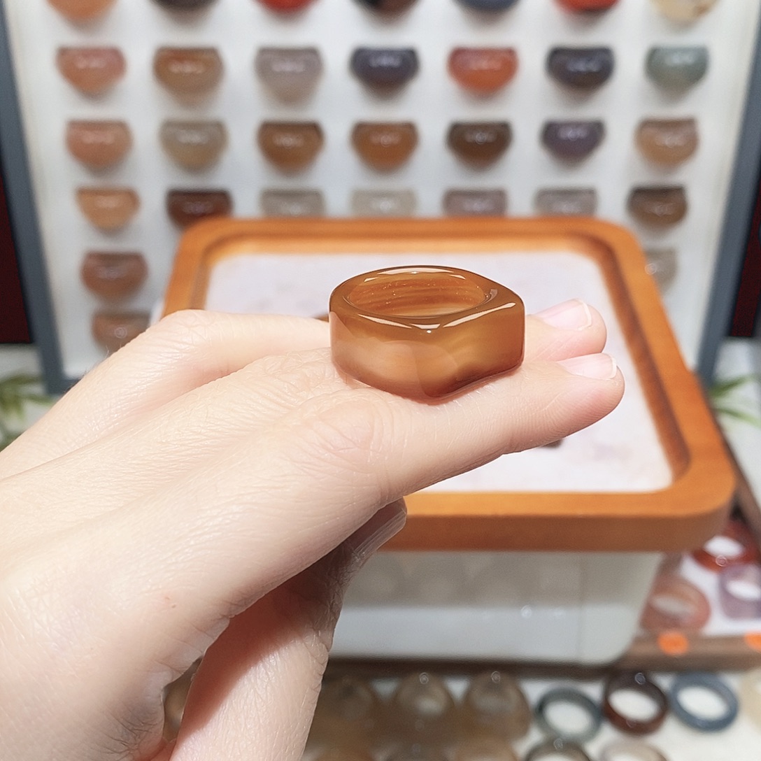 艾***洪玛瑙/玉髓未镶嵌戒指港18