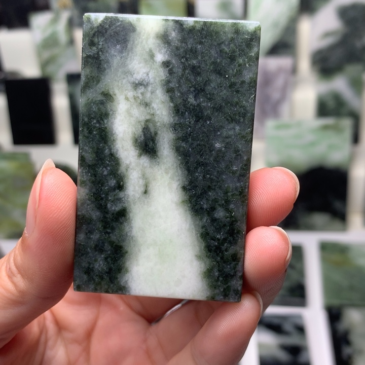 独山玉颈饰未镶嵌