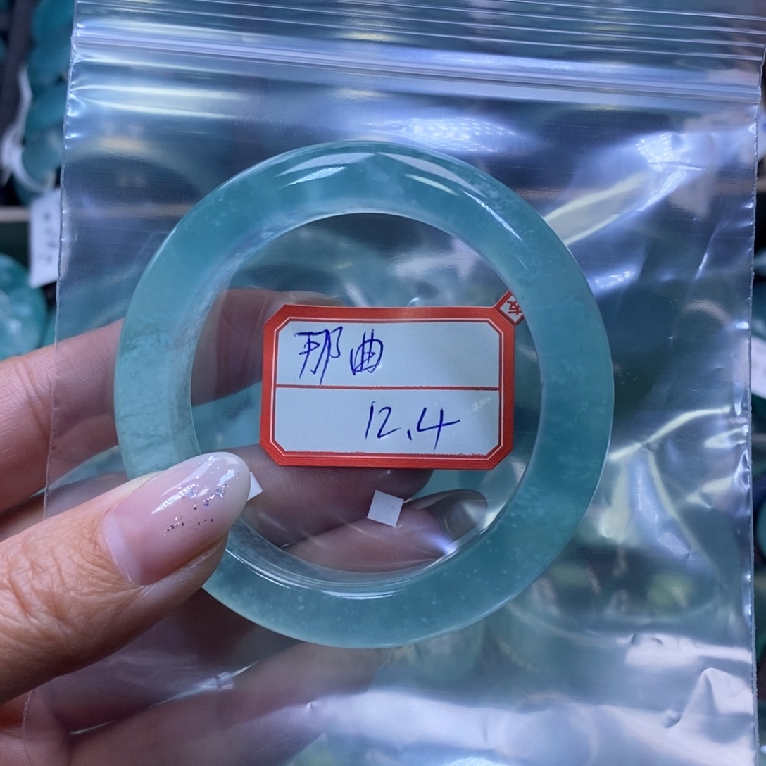 那***才蛇纹石玉未镶嵌手镯